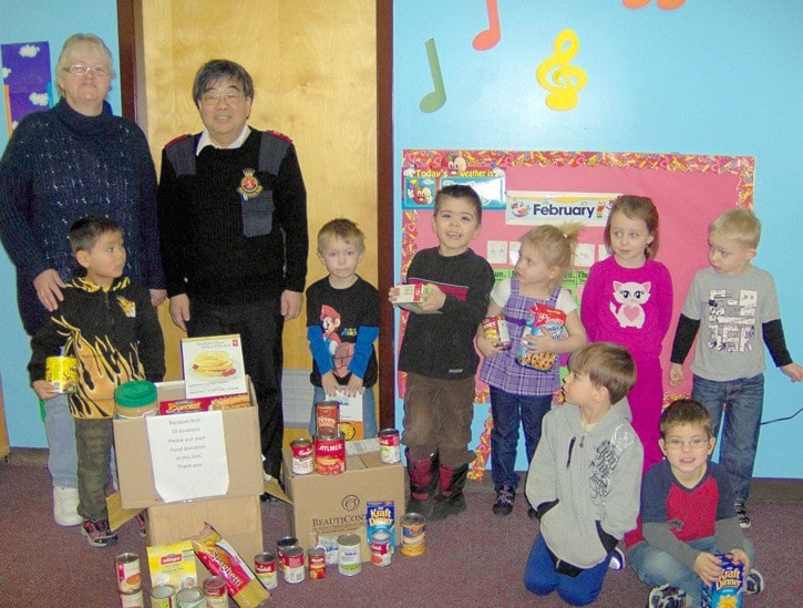 4717tribunesubcdcpreschooldonationtofoodbank201175