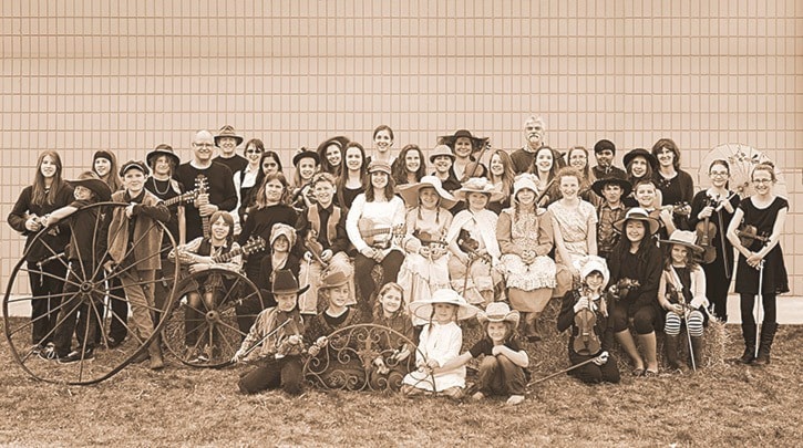 53979tribunea17-cariboo-youth-fiddlers-in-costume