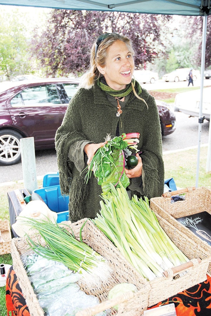 55841tribuneDSC_1227-Terri-Smith-of-Lands-End-Farms-sells-her-fresh-vegetables-at-the-market