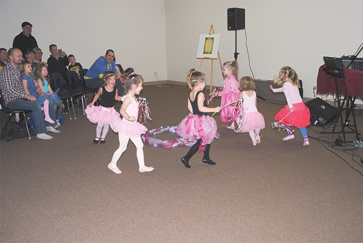 58798tribuneDSC_0996-little-girls-dancing