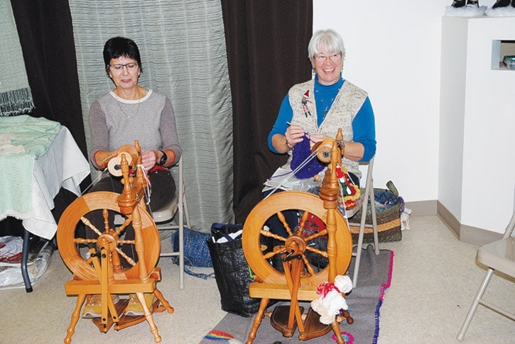 58905tribuneDSC_1112-spinning-and-knitting