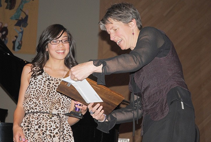 60356tribune116-award-Annalise-Carter-Arias-receives-speech-award-from-Ann-Smith-DSC_0116