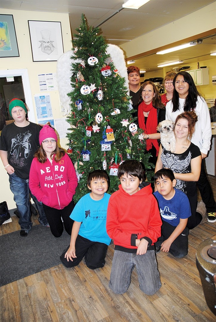 7011tribune-DSC_0771-Students-with-the-angel-tree