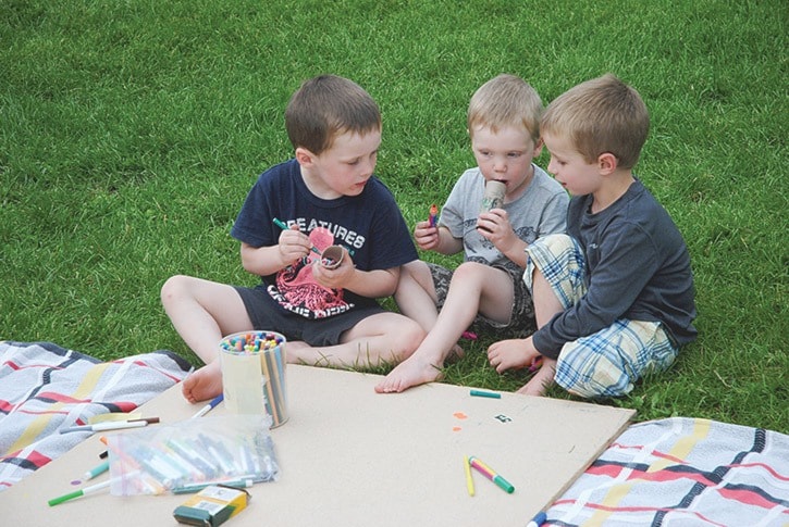 8006tribuneDSC_1143-kids-making-kazoos