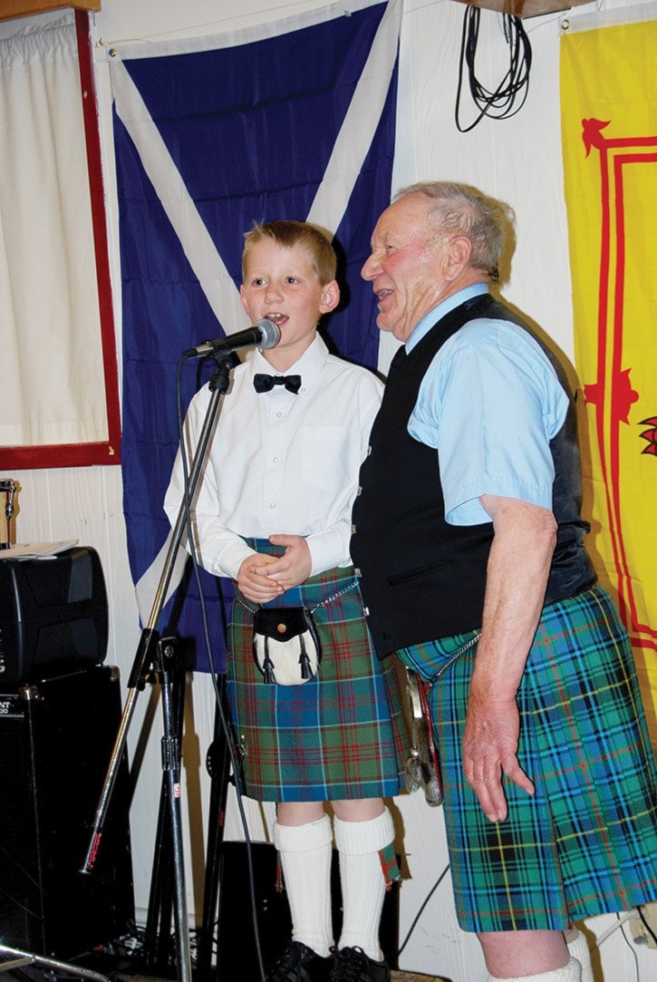 8083tribunea23-GF-Celtic-doug-white-and-grandson-DSC_0104