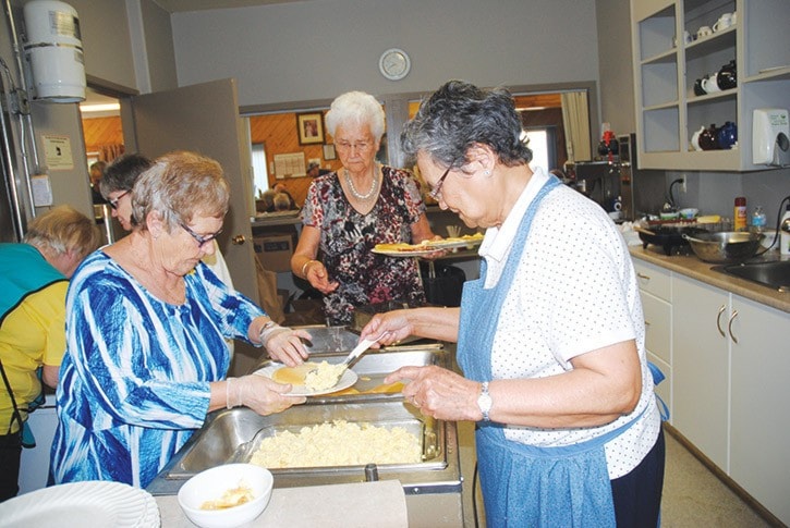 96662tribunegf-seniors-centre-volunteers-DSC_1336-serving-breakfast