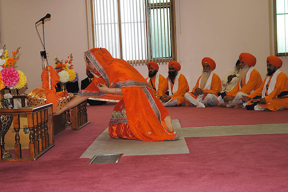 web1_DSC_1846-Darshpal-Dhaliwal-in-prayers-at-the-Guru-Nanak-Sikh-Temple-