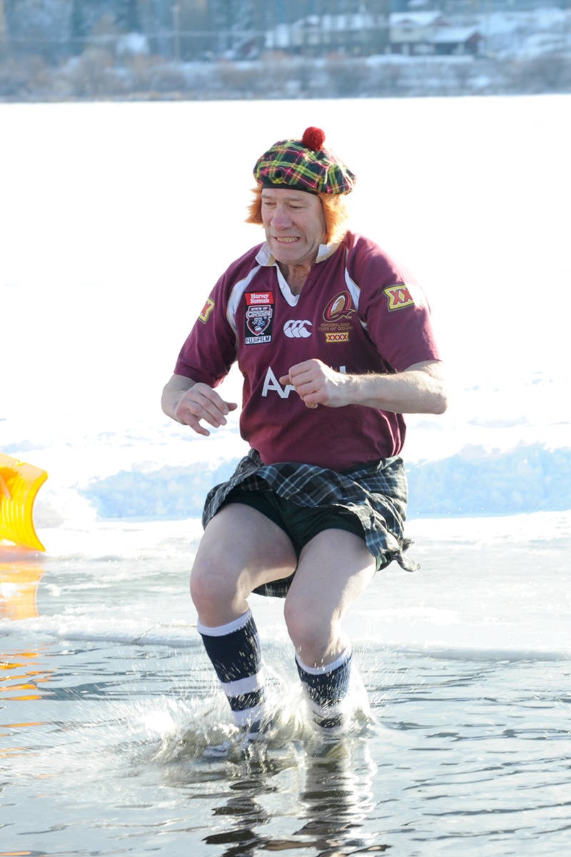 9463099_web1_171122-WLT-PolarBearSwim_2