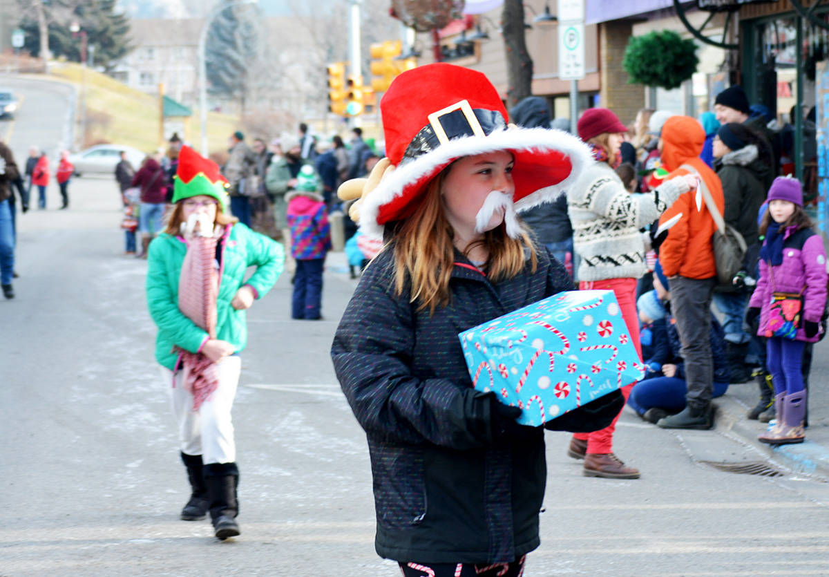 9632158_web1_171206-WLT-WinterLightsParade_10