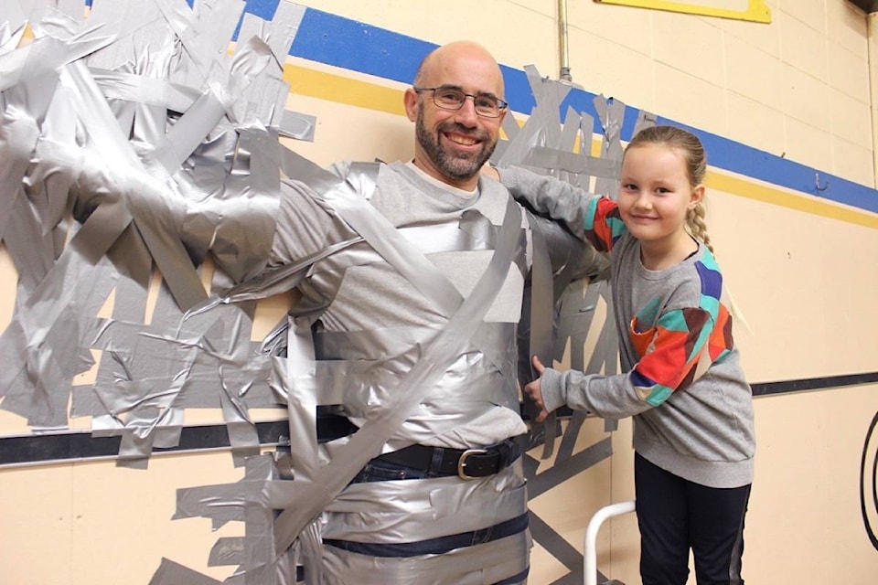 9732982_web1_171209-WLT-M-ductape2