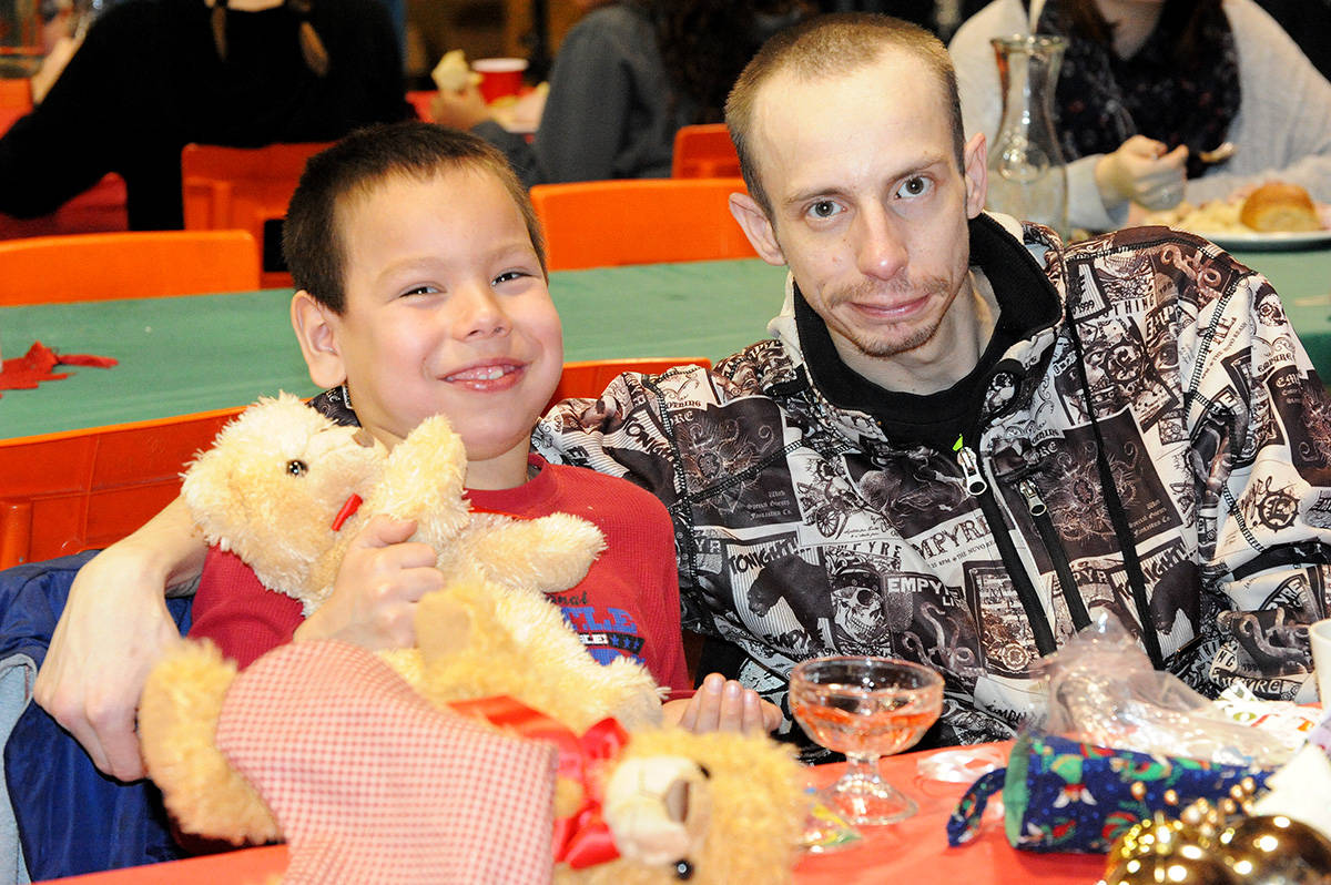 9806432_web1_171215-WLT-YuletideDinner_5