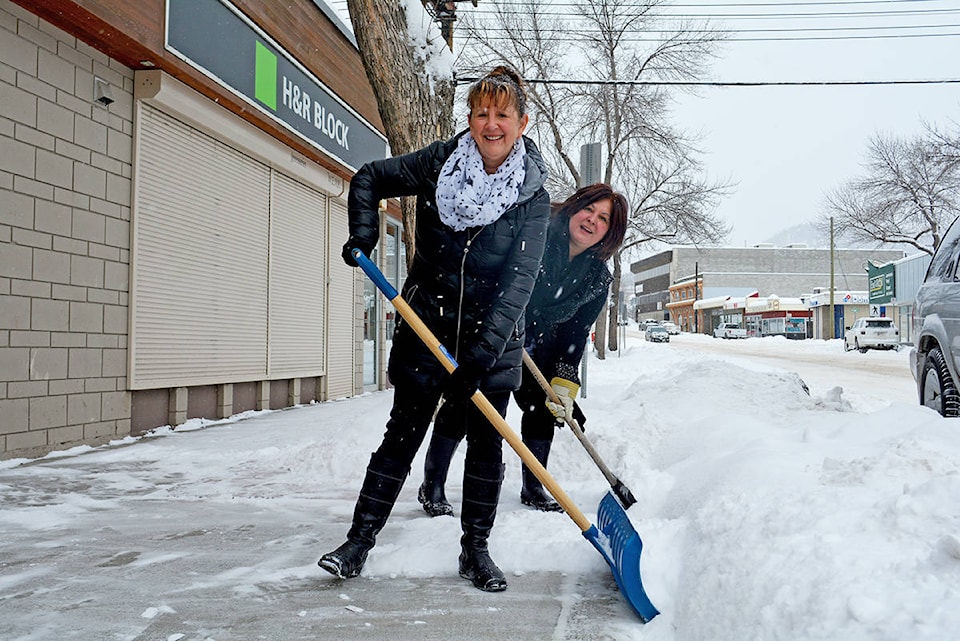 10484624_web1_180207-WLT-Shovelling2