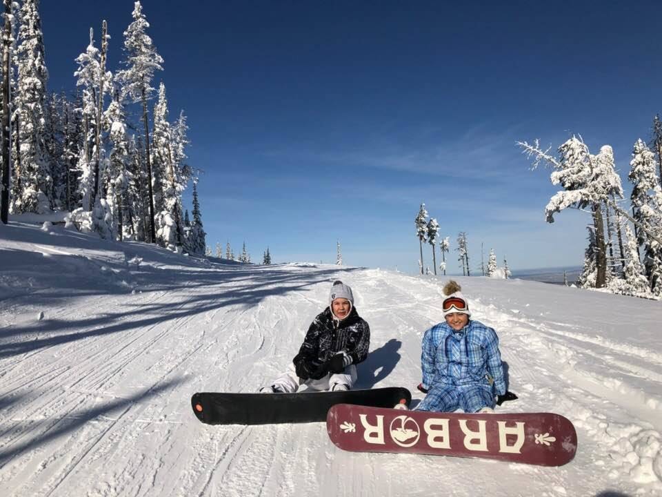 10643380_web1_snowboard2