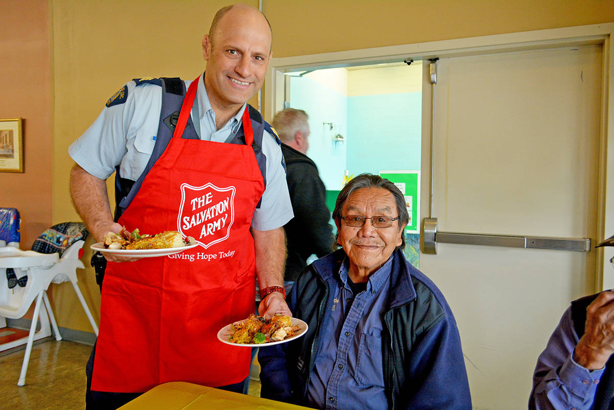 11818134_web1_171106-WLT-SAThanksgivingDinner1