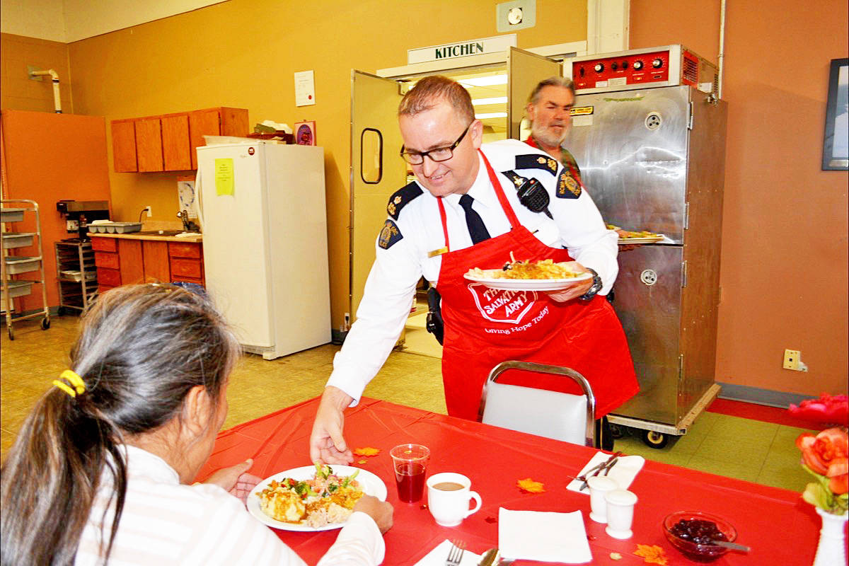11818134_web1_mly.Pelley.ThanksgivingDinner_7