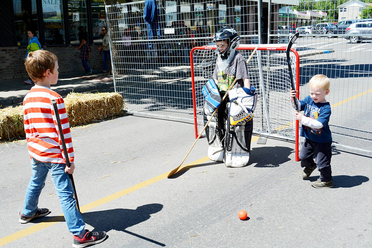 12551015_web1_180704-WLT-StreetPartyHockey