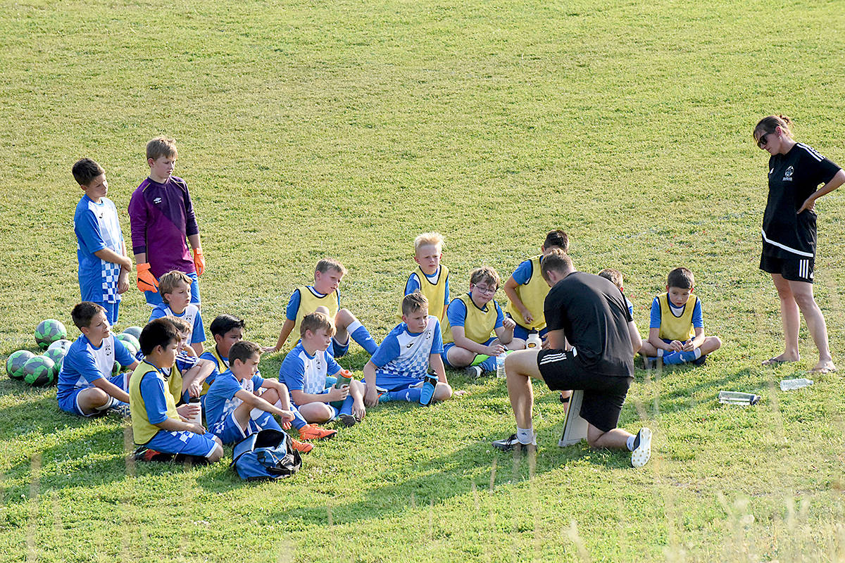 13252900_web1_soccer3