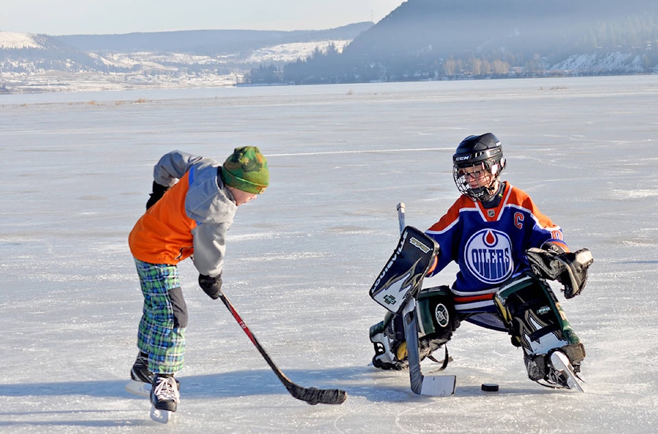 15206848_web1_copy_190120-WLT-LakeSkating4