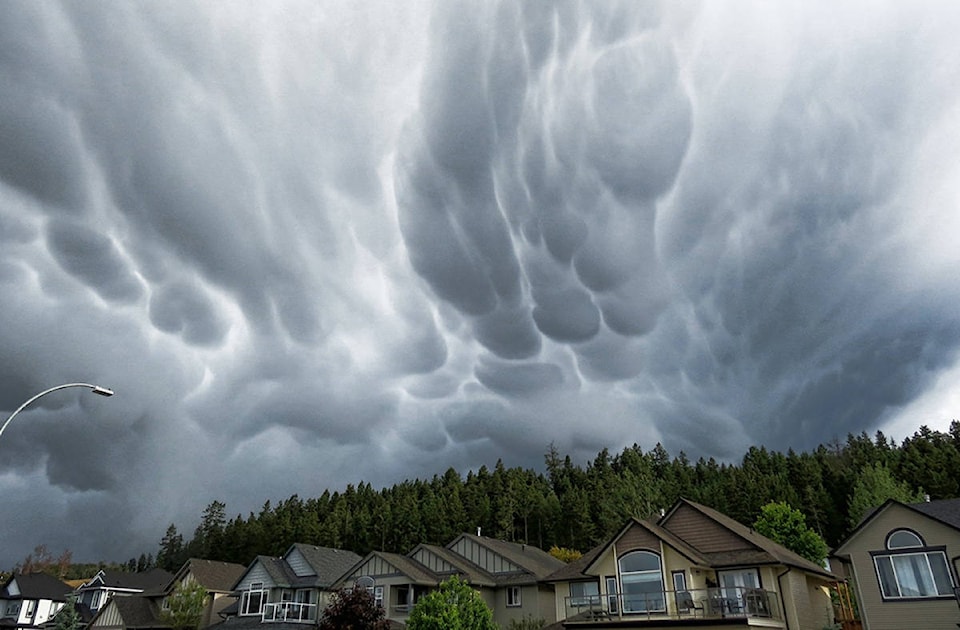 17397052_web1_Mammatus-cloud-kamloops