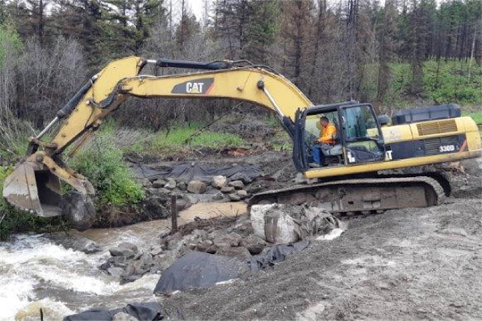 17679929_web1_flood-excavator