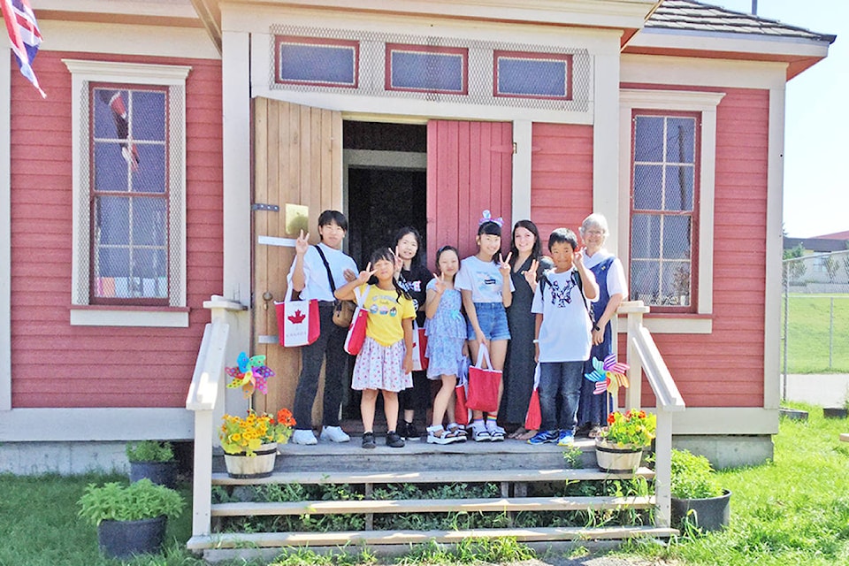 18098052_web1_Japanese-Students-visit-School-House