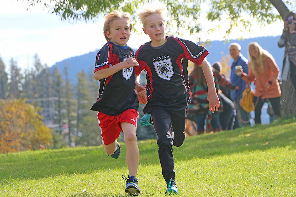 Patrick Davies photos The Nesika Knight’s Kalan Vath (left) edges out his teammate Holden Dell for first place during the annual SD27 Cross Country Run in Boitanio park. The students are in Grade 3.