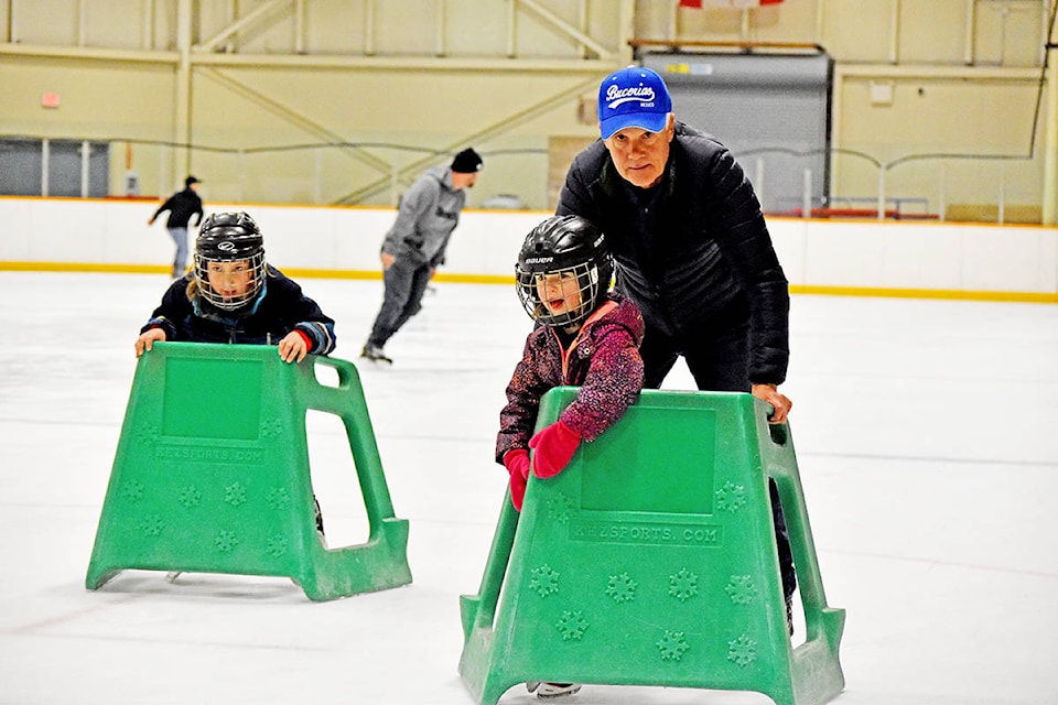 19246616_web1_191105-WLT-PublicSkating1