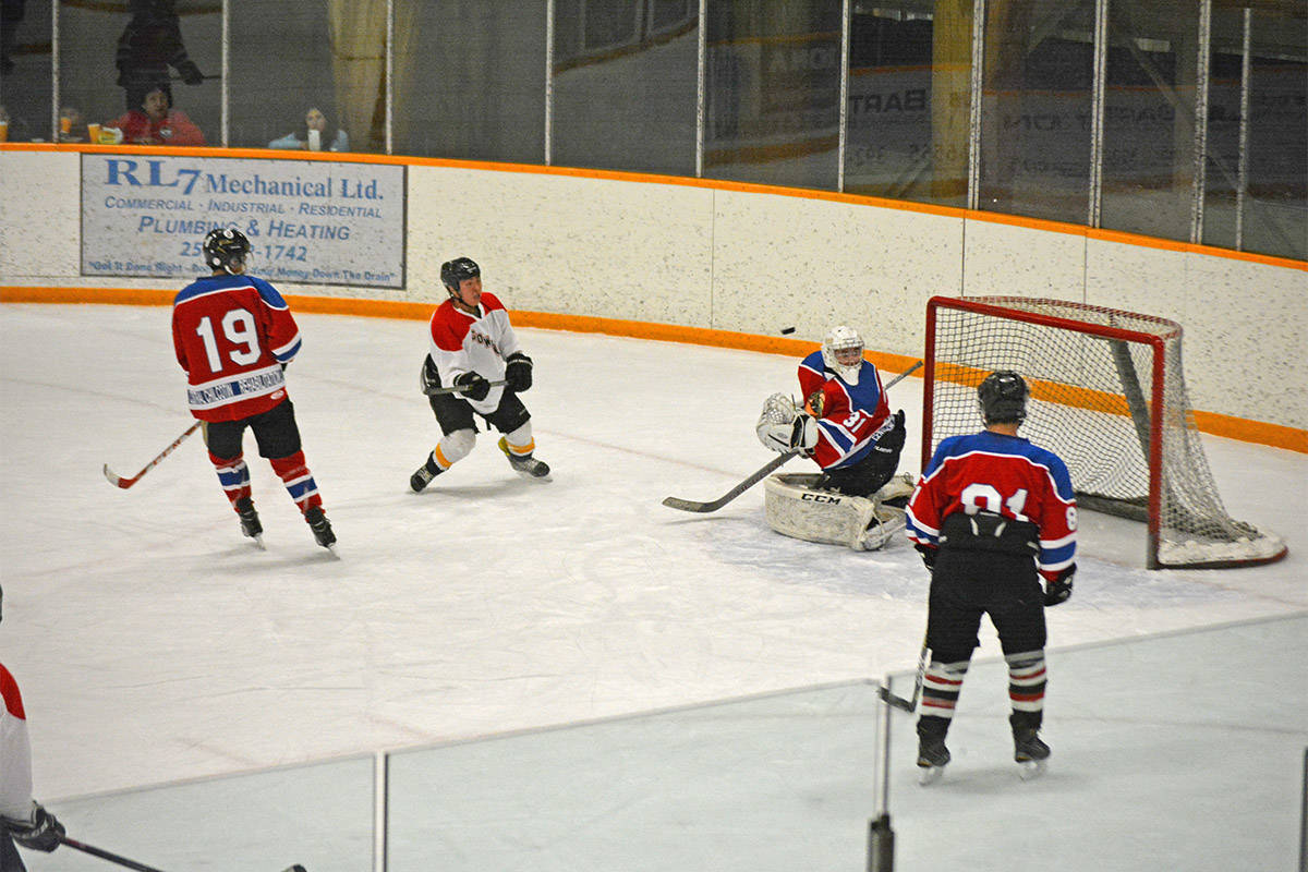 19968075_web1_200101-WLT-CowboysIndiansHockey1