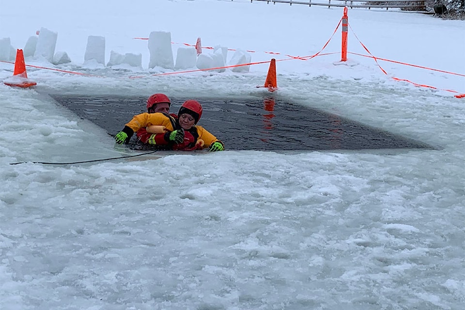 20399208_web1_200205-WLT-CCSAR-Ice-rescue-training-Dugan_2