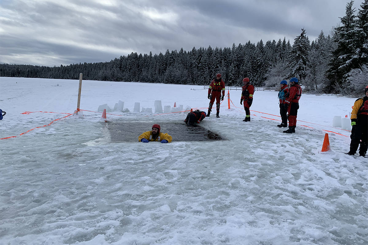 20399208_web1_200205-WLT-CCSAR-Ice-rescue-training-Dugan_3