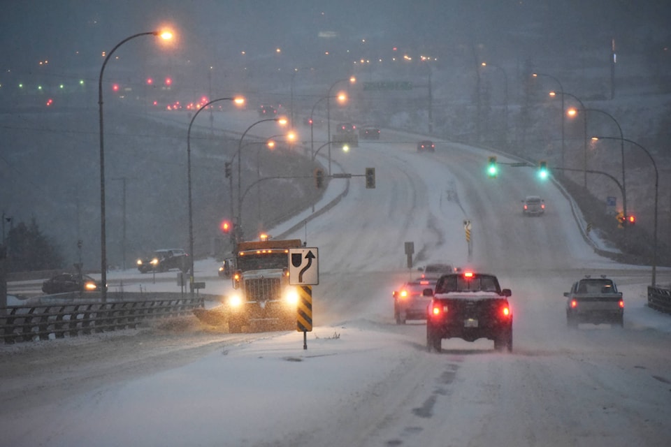 20431117_web1_200206-WLT-snowfall-warning-roads-weather-report_1