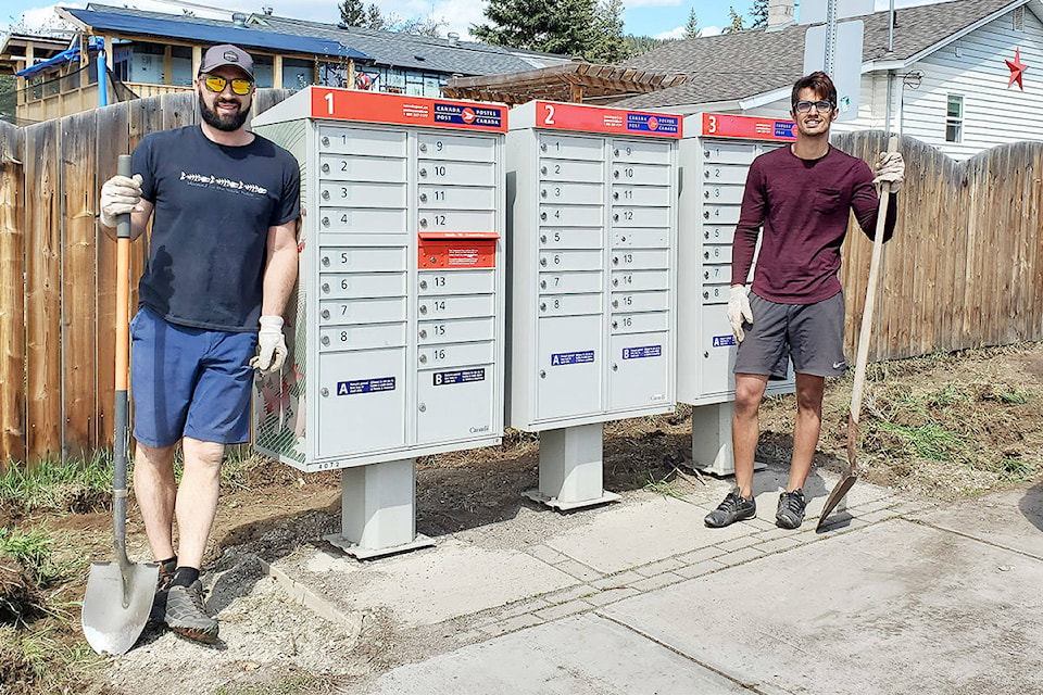 21458710_web1_200506-WLT-Mailbox-Garden-WilliamsLake-Tate_1