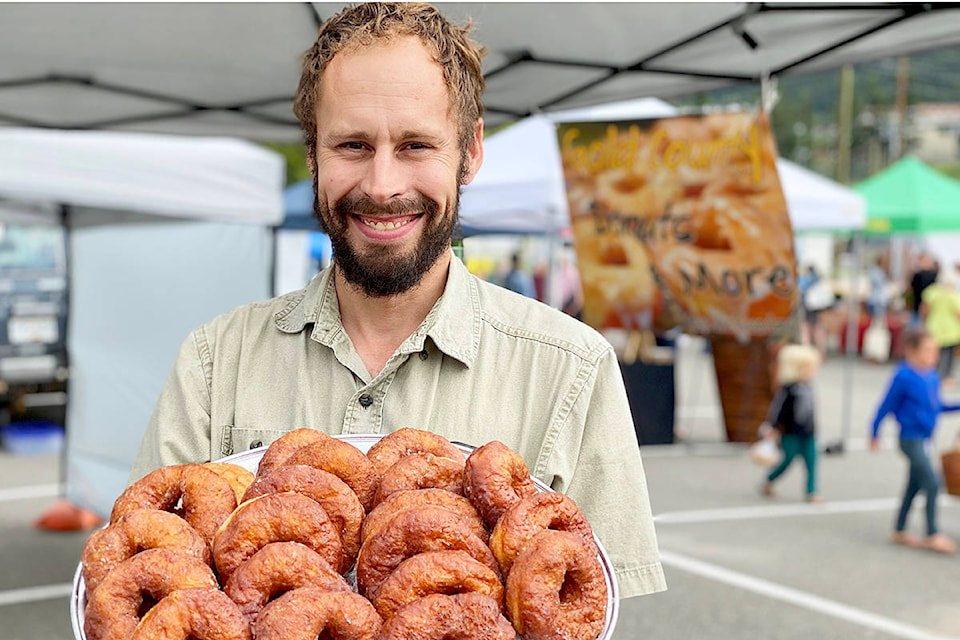 22169370_web1_200722-QCO-countrydoughnuts-farmersmarket_1