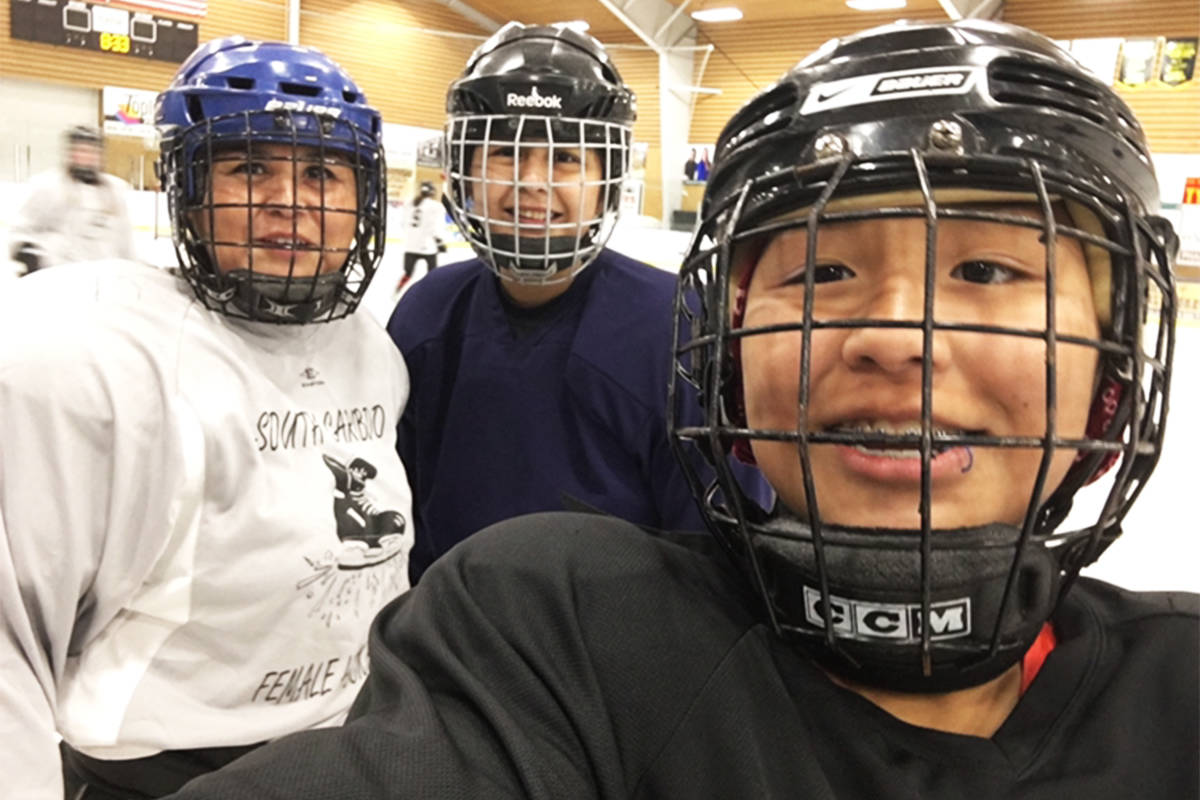 22987784_web1_201013-OMH-Mom-and-Daughters-Playing-Hockey-Together_4