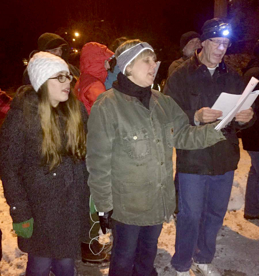 23463563_web1_201127-WLT-Carolling6