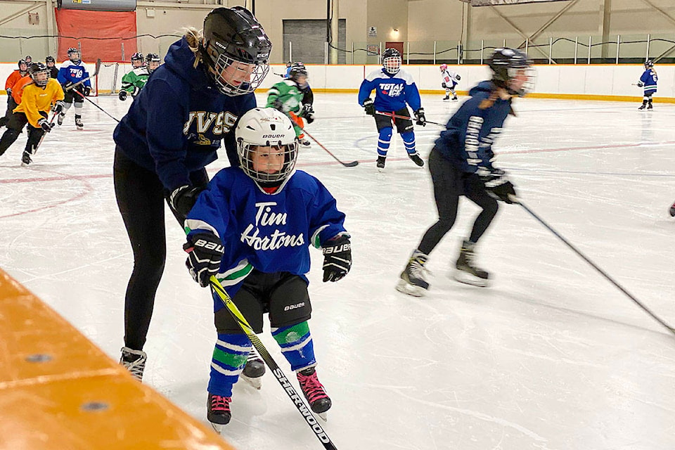 25851214_web1_200924-WLT-female-hockey-fun-WLMHA-girls_3