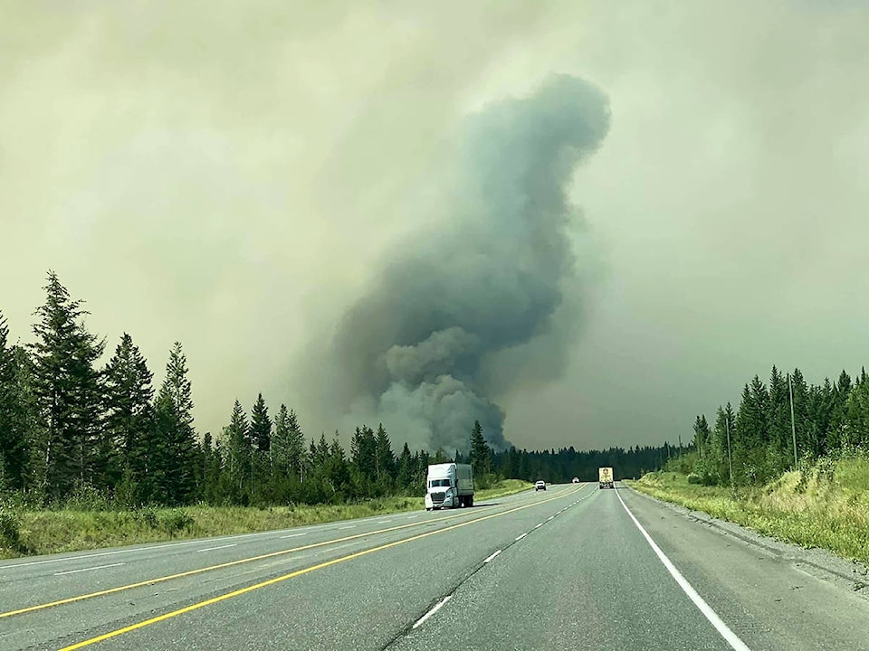 25922086_web1_210722-WLT-fire-pics-cariboo_3