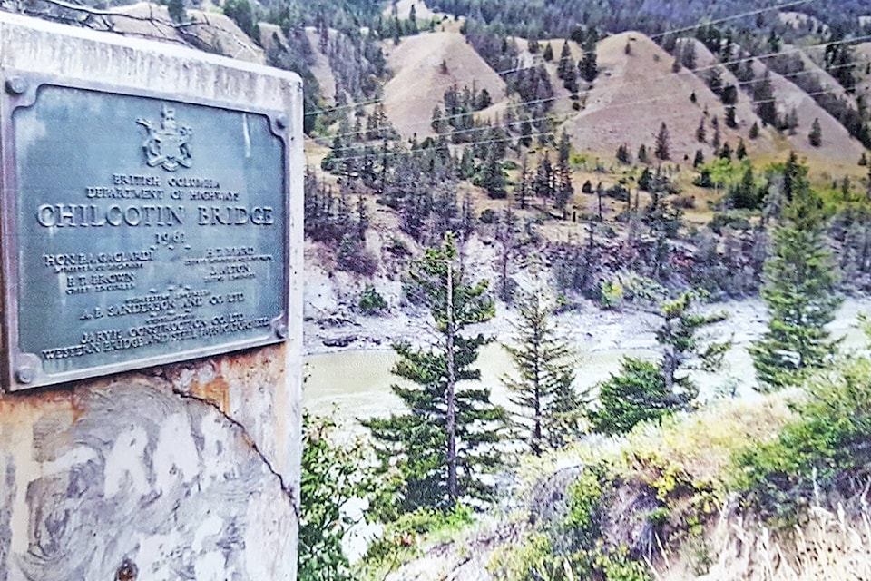 Plaque on the Fraser River Bridge. (Public domain photo)