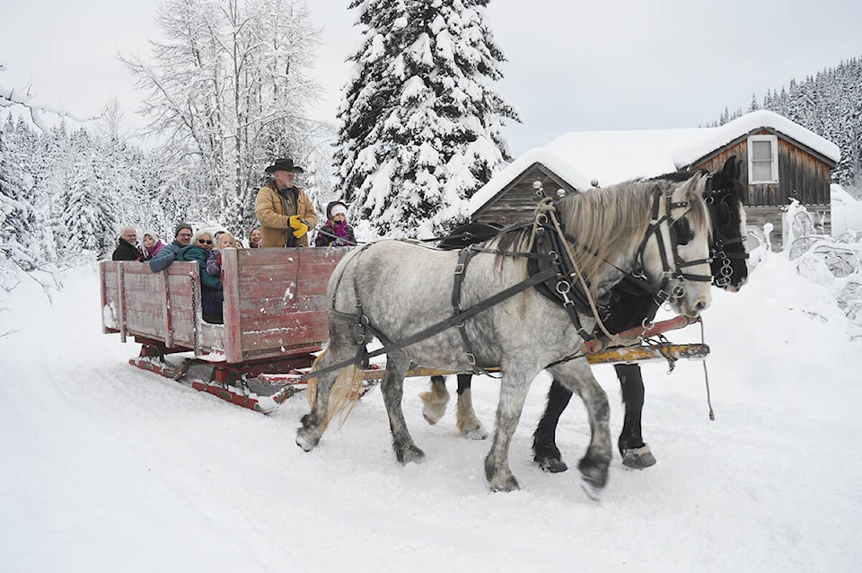 27378467_web1_191218-QCO-Barkerville-Christmas_12