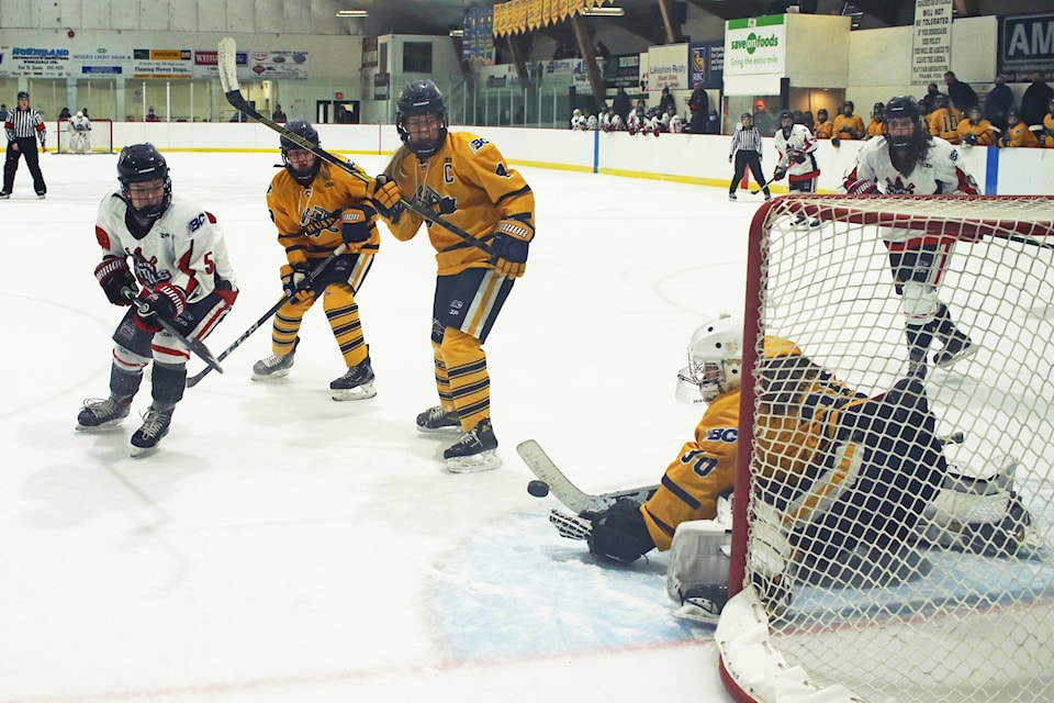 27925551_web1_220124-QCO-CaribooHockeyWrap-Hockey_1