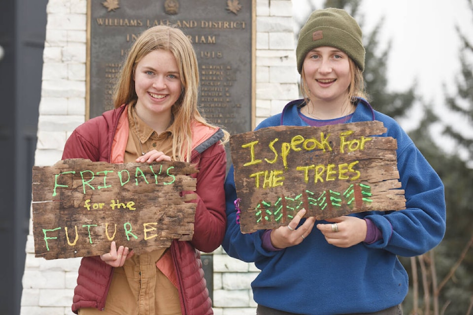 29522210_web1_220331-WLT-ClimateStrike_3