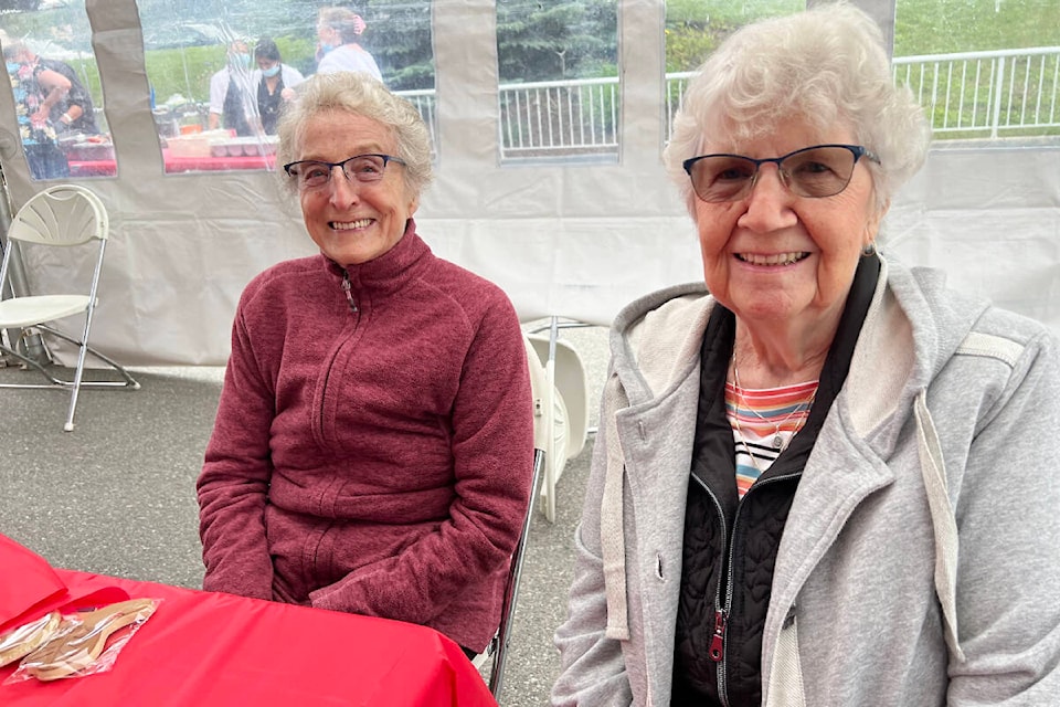 Barb Brown (left) and Louise Feddema enjoy the live music at the Williams Lake Seniors Village Thursday, June 23. (Angie Mindus photo - Williams Lake Tribune)