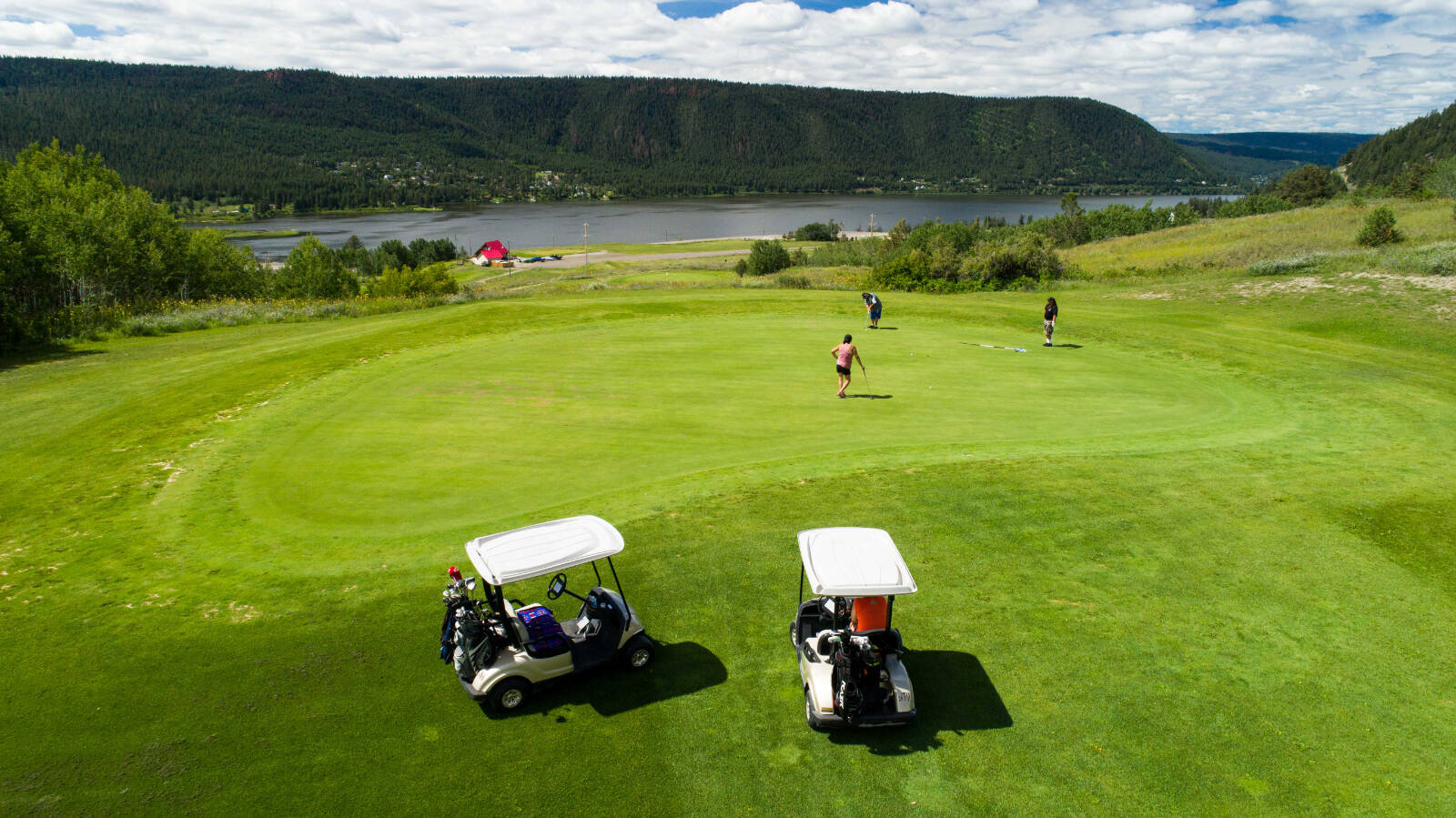 Enjoy a round of golf at Coyote Rock, on the Texelcemc traditional territory, offering stunning views of Williams Lake and the San Jose River Valley.