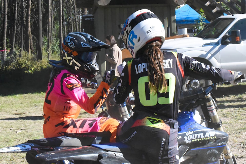 30402622_web1_220922-WLT-moto-cross-girl-casual-country-racetrack_3