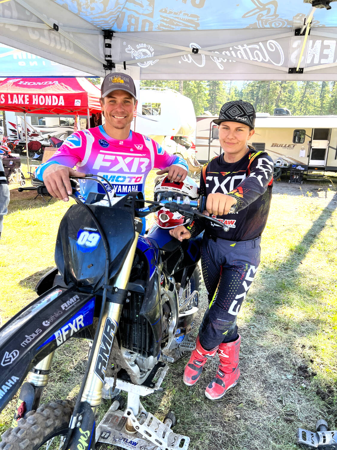 30402622_web1_220922-WLT-moto-cross-girl-casual-country-racing_2