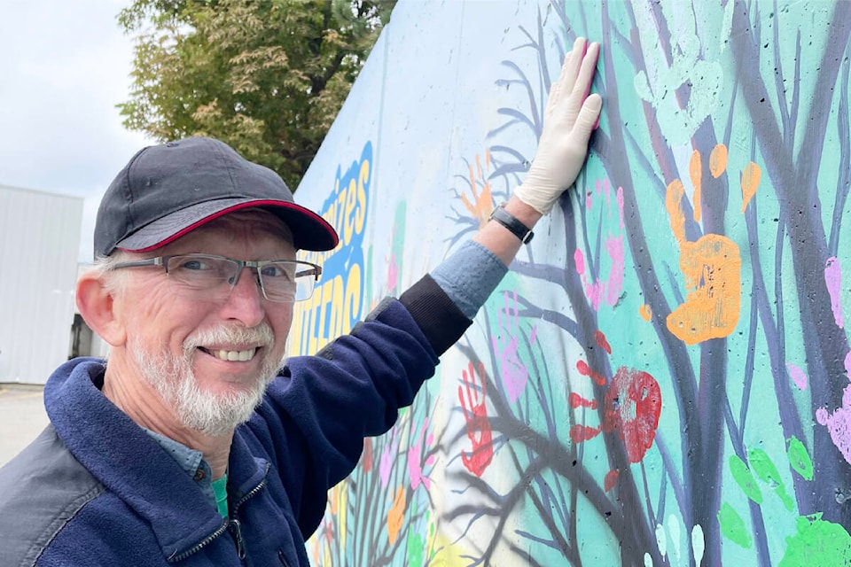30432983_web1_220922-WLT-Handprint-Mural-Rotary_3