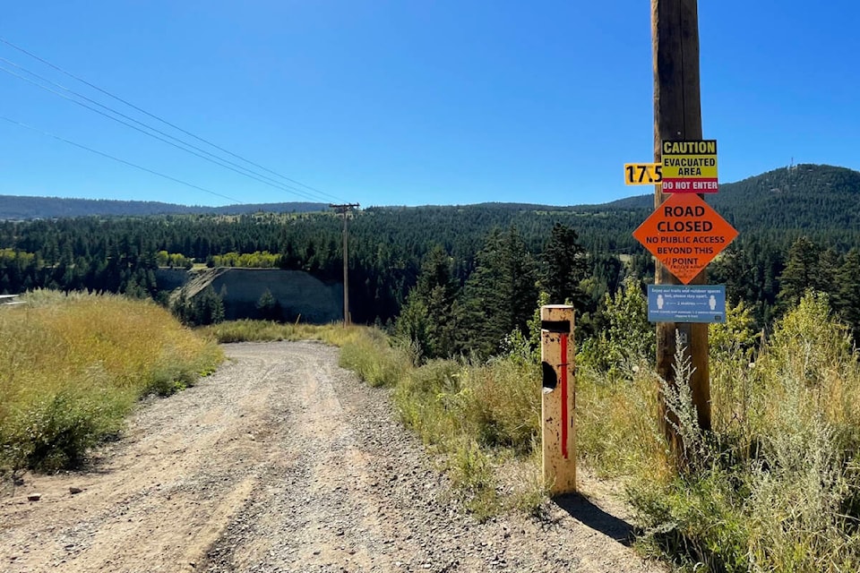 The sign at the top of the road leading down into the Williams Lake River Valley saying the area is closed to the public is still in effect due to ongoing construction traffic. (Ruth Lloyd photo - Efteen)