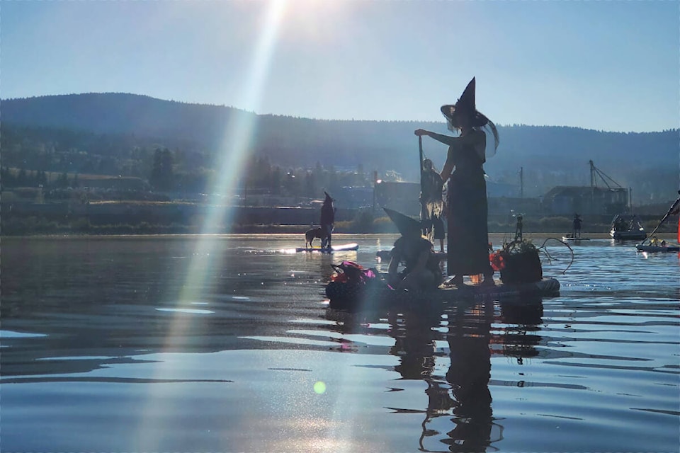 Witches paddles on Williams Lake on Oct. 2, 2022. (Monica Lamb-Yorski photo)