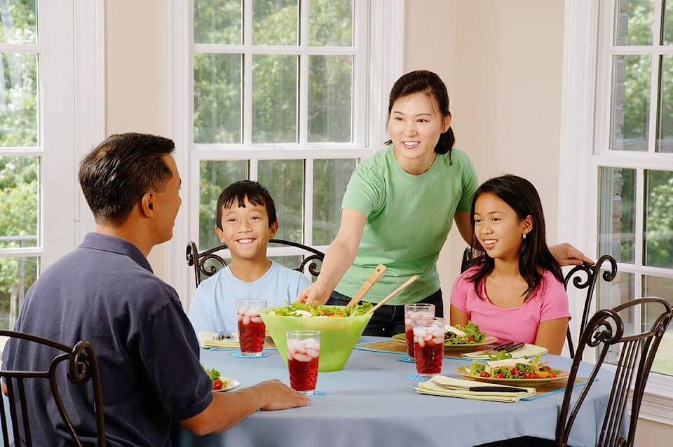 31920180_web1_familyeating