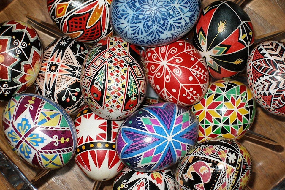 32352079_web1_230406-IFD-Ukrainian-Easter-Eggs-pyskanky_1
